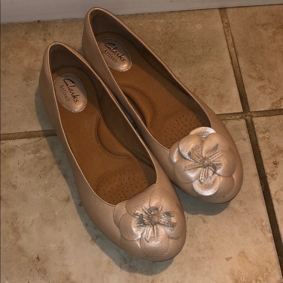 *SOLD* Clarks nude flats - Picture 1 of 1